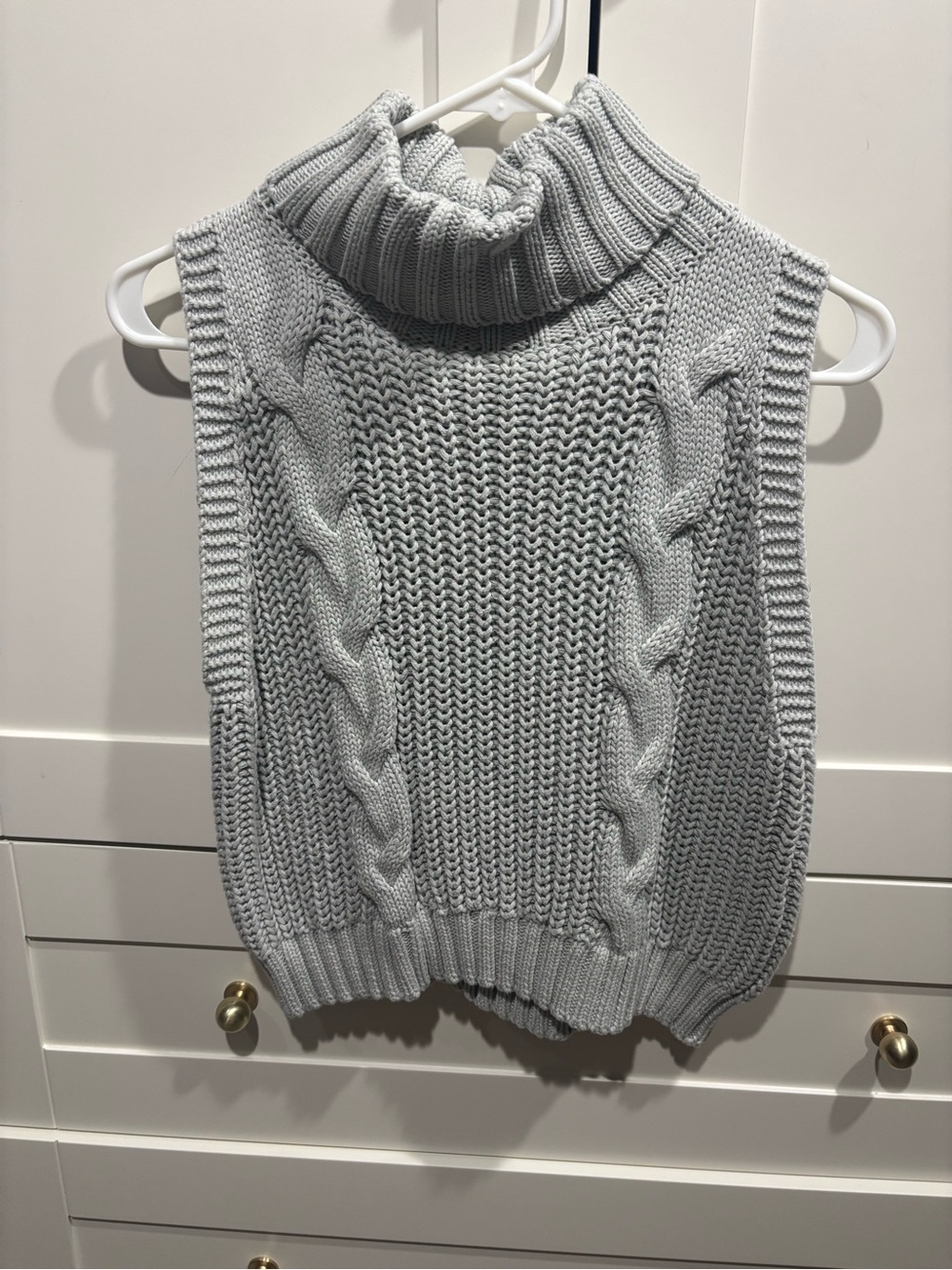 Sleeveless Cable Knit Turtleneck Sweater Vest - Light Gray/Green